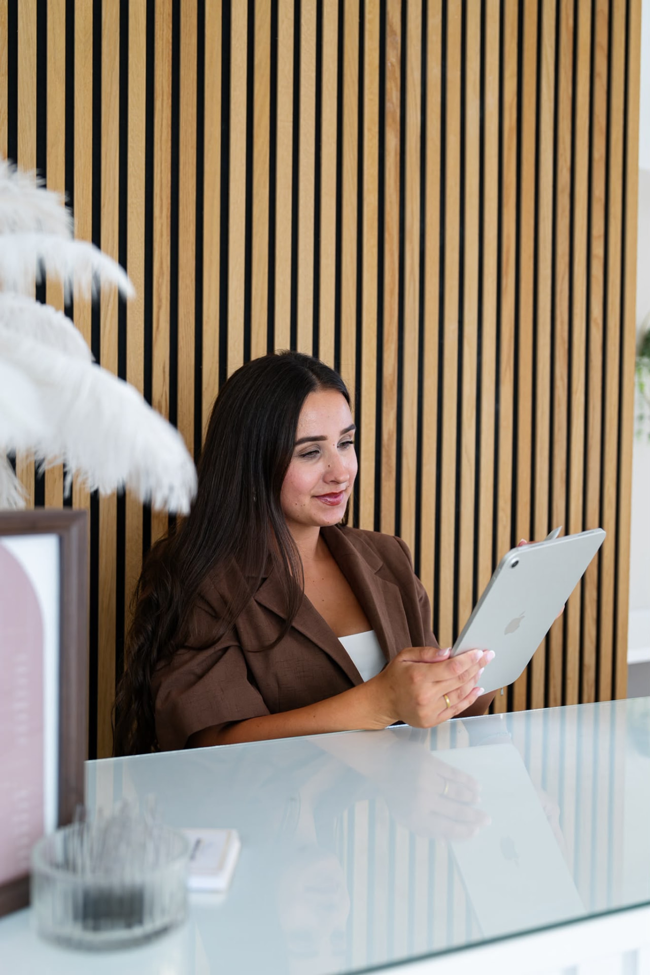 Camille organise sa semaine depuis son bureau