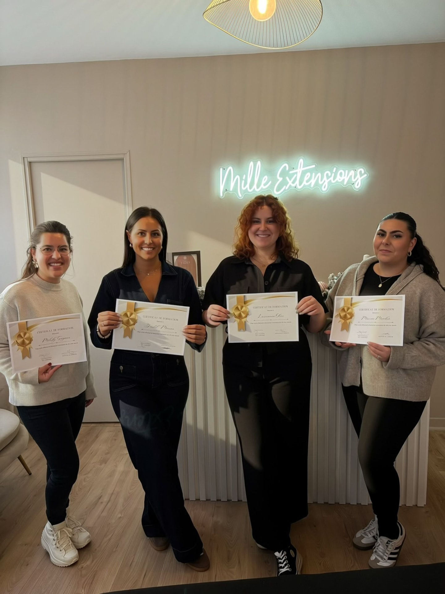 Des élèves de Camille avec leur certificat de formation Mille Extensions