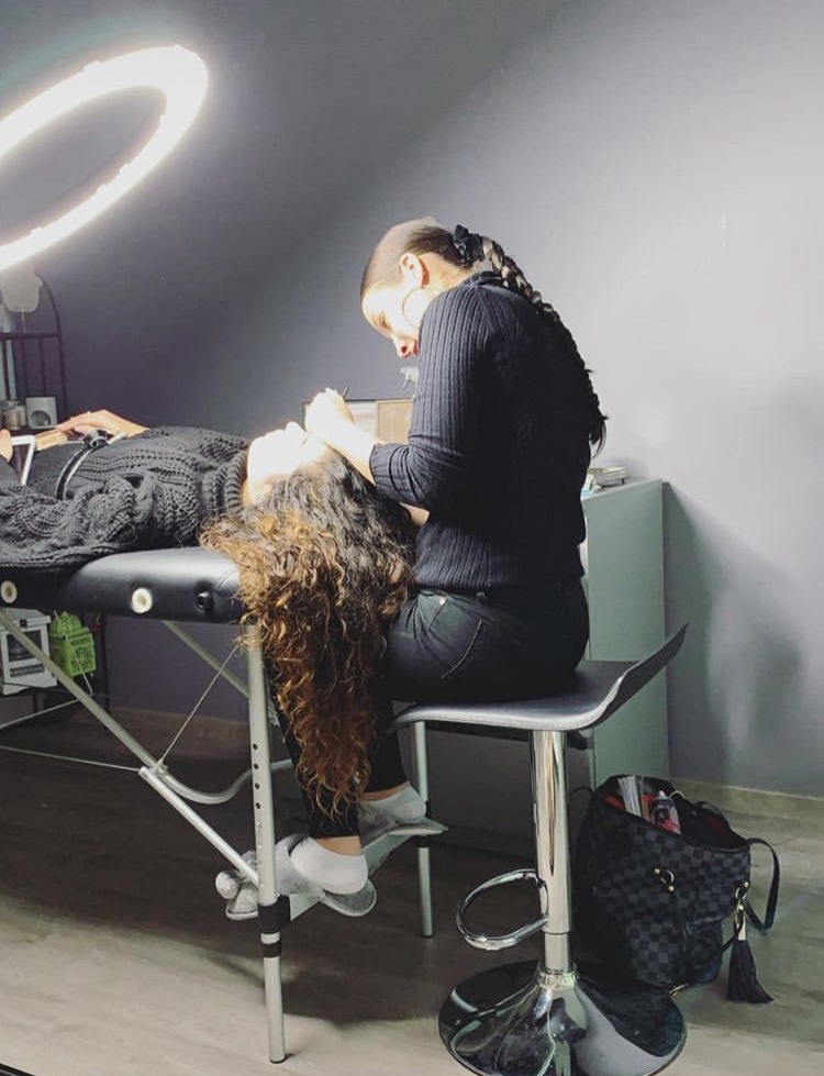 Camille lors de ses premières poses d'extensions de cils