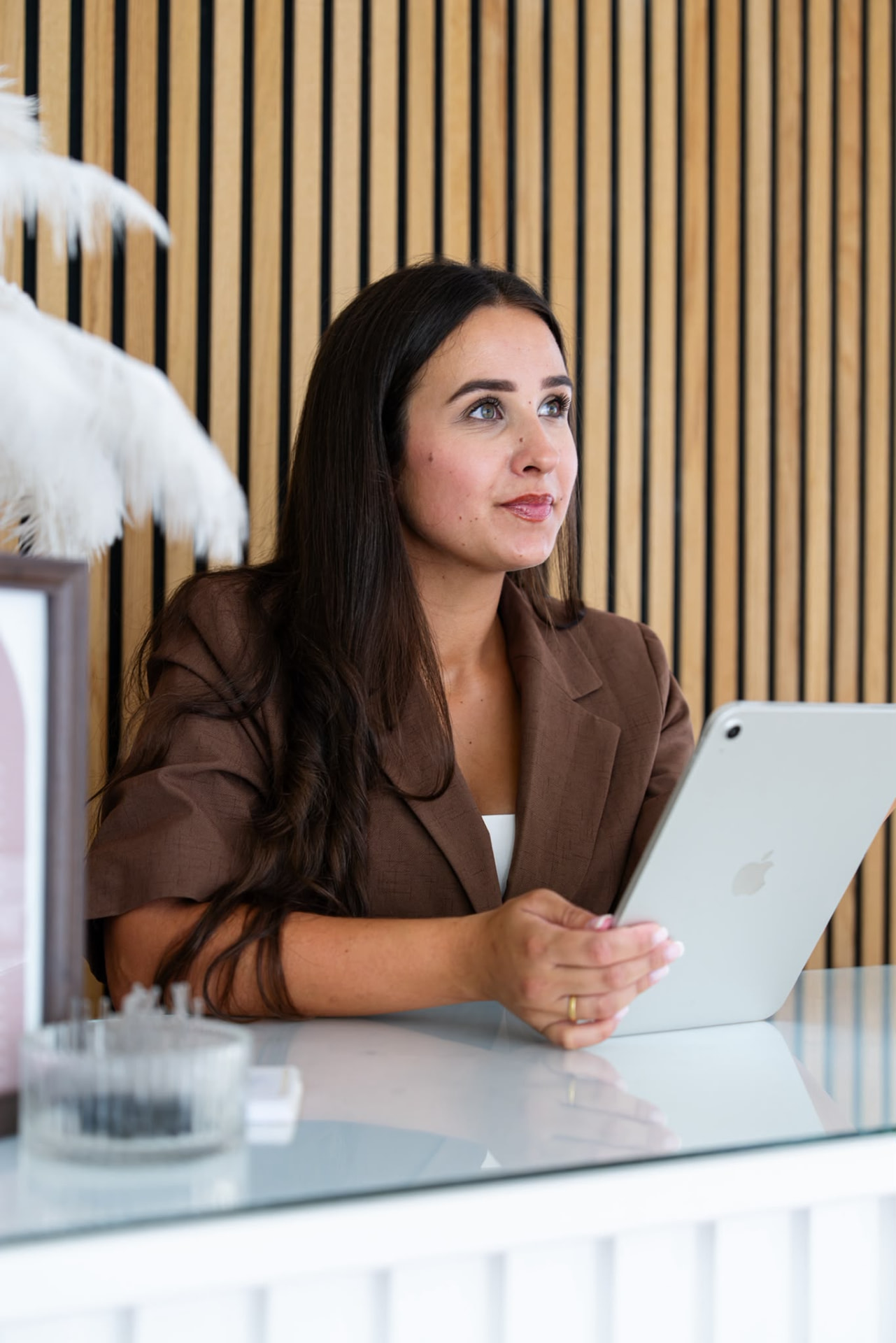 Technicienne de cils au travail vue sur les réseaux