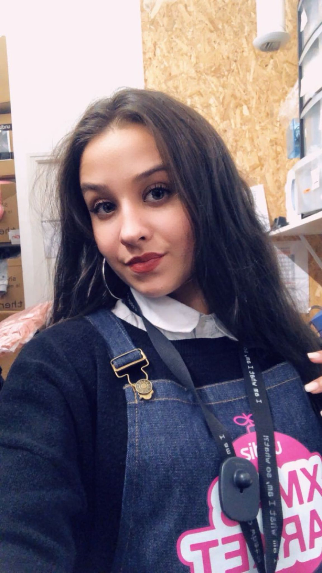 Camille étudiante, en tenue de vendeuse chez Undiz